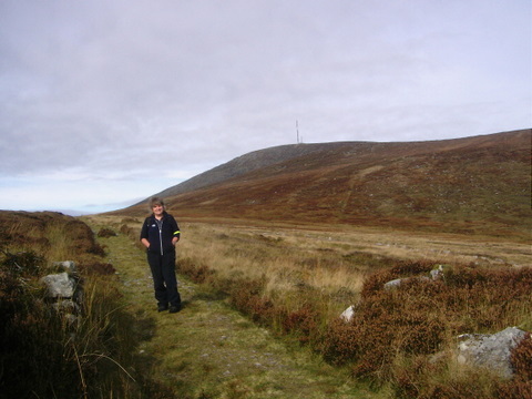 Sue and the mast.JPG